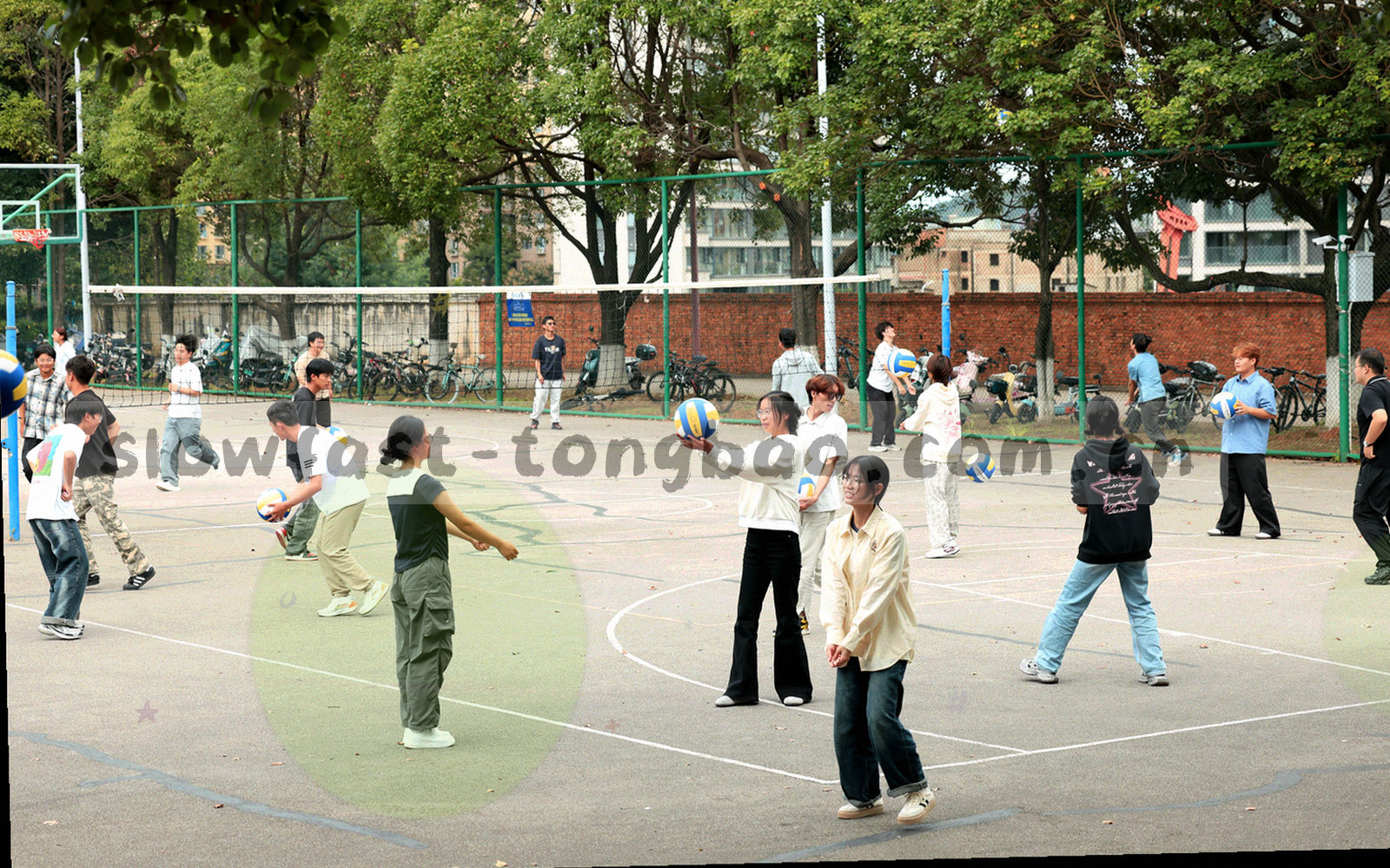 工作室长桌在暖光下的俯拍，桌面摊开纸张、样张与装订好的册子，色调偏暖铜与墨绿